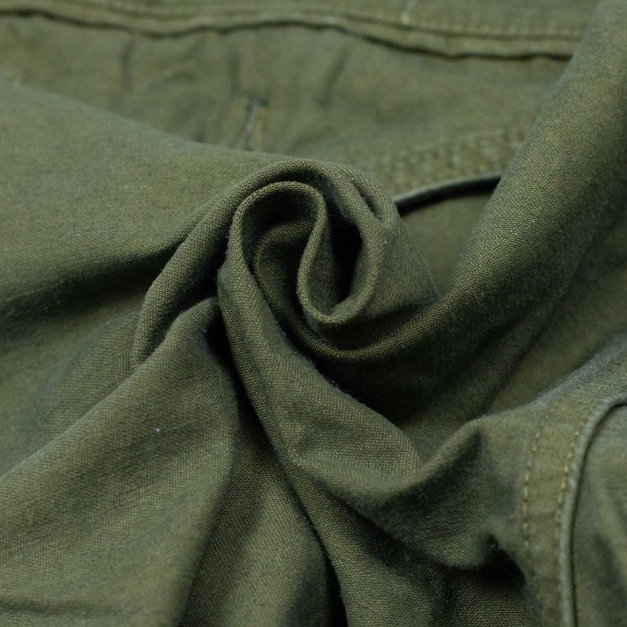 Easy chinos in olive green cotton and linen reverse sateen